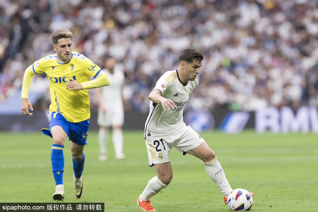 她用自己的 她用自己的